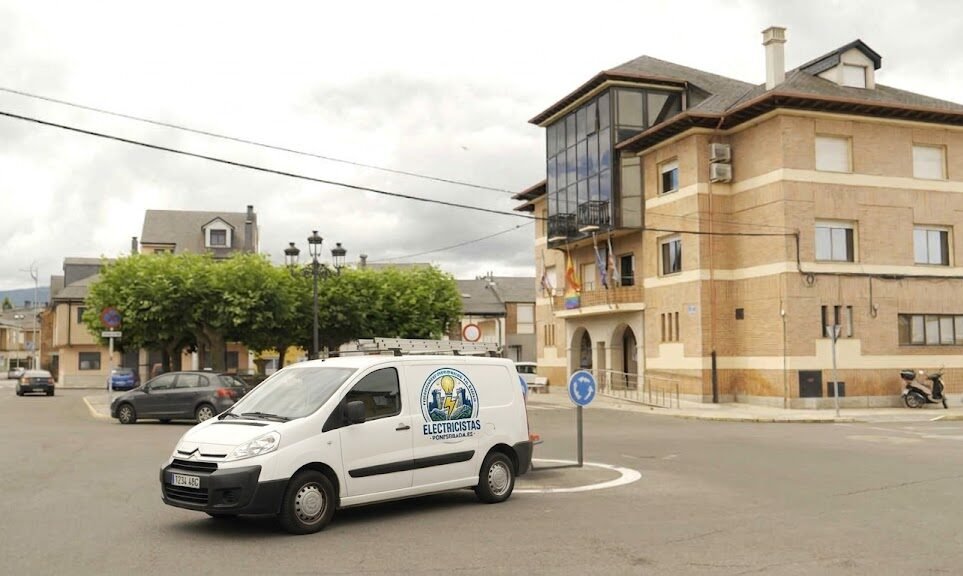 electricista profesional trabajando en un cuadro electrico en Camponaraya