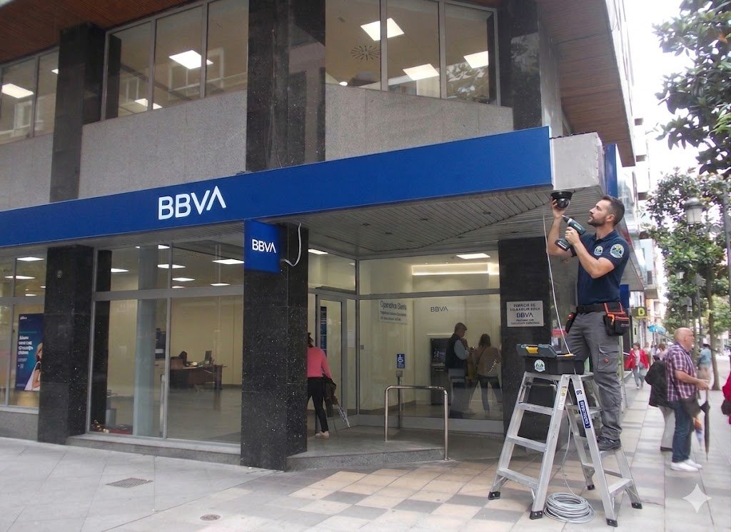 instalador de camaras de seguridad en ponferrada colocando sistema de videovigilancia