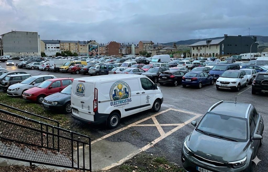 electricista profesional realizando reparación eléctrica en ponferrada