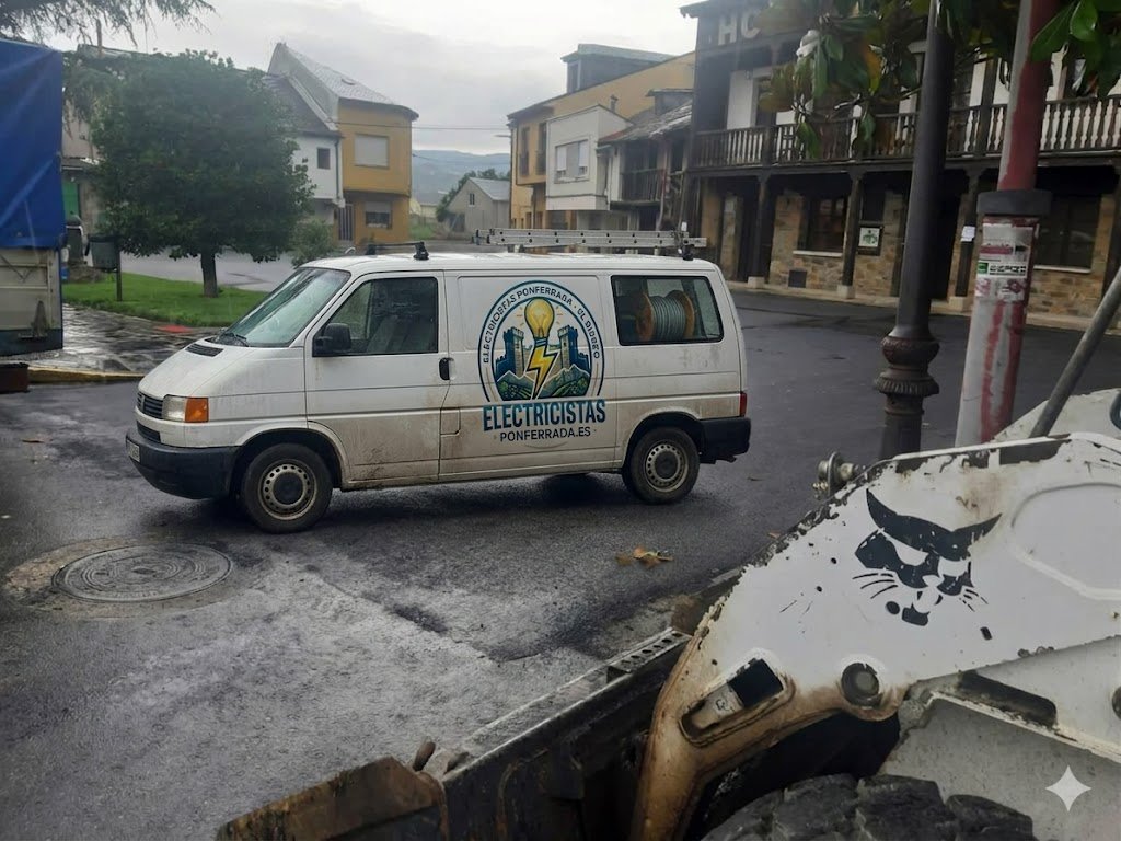 electricista profesional realizando reparación eléctrica en Cacabelos El Bierzo